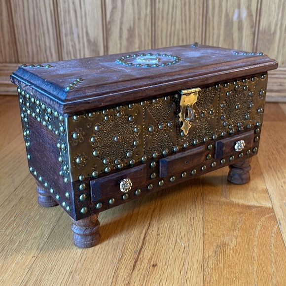 Wood treasure box - Picture 2 of 16